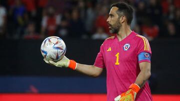 El jugador de Chile, Claudio Bravo, es fotografiado durante el partido amistoso contra Paraguay disputado en el estadio Monumental.