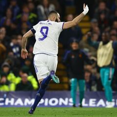 ¿Por qué Benzema siempre lleva un vendaje en la mano y cuánto lleva jugando así?