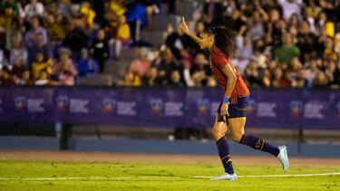 Salma Paralluelo celebra uno de los tres goles anotados en su debut con la Selección.