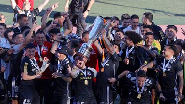 Futbol, Deportes Copiapo vs Colo Colo.
Fecha 30, Campeonato Nacional 2024.
Los jugadores de Colo Colo celebran con la copa la victoria contra de Deportes Copiapo durante el partido de primera division disputado en el estadio Luis Valenzuela en Copiapo, Chile.
10/11/2024
Javier Torres/Photosport
Football, Deportes Copiapo vs Colo Colo
30th turn, 2024 National Championship.
Colo Colo´s players they celebrate the victory with the cup against of Deportes Copiapo during the first division match held at the Luis Valenzuela stadium in Copiapo, Chile.
10/11/2024
Javier Torres/Photosport
