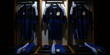 Adidas Argentina presenta la nueva camiseta visitante de la Federación Argentina de Fútbol. El diseño del kit combina los tonos de azul con el oro de la cresta.