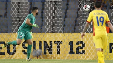 Futbol, Rumania vs Chile
 El seleccionado rumano Nicolae Stanciu, fuera de la foto, marca su gol contra Chile durante el partido amistoso disputado en el estadio Arena Cluj de Cluj, Rumania.
 13/06/2017
 Andres Pina/Photosport
 *******
 
 Football, Romani