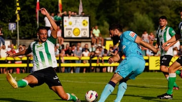 Pol Moreno, del Racing, con Villalibre, del Athletic.