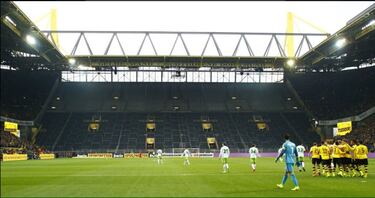 La grada vacía de la muralla amarilla del Borussia Dortmund tras recibir una sanción por una trifulca contra el RB Leipzig