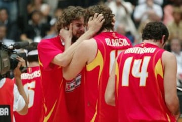 Los hermanos Gasol celebran la victoria.