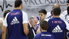 Pablo Laso, entrenador del Real Madrid, durante un tiempo muerto del partido contra el Hereda San Pablo Burgos.