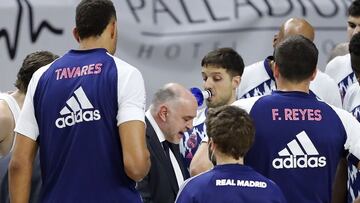 Pablo Laso, entrenador del Real Madrid, durante un tiempo muerto del partido contra el Hereda San Pablo Burgos.