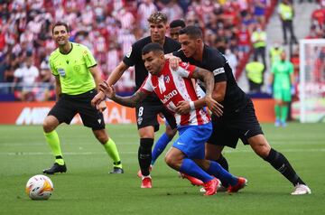 Angel Correa trata de irse de Iván Marcone.