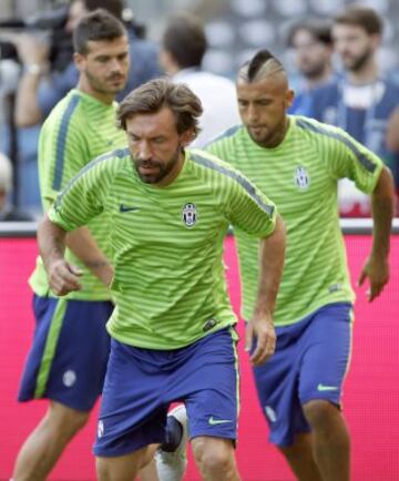 GRA447. BERLÍN, 05/06/2015.- Los jugadores del Juventus de Turín, Stefano Sturaro (i), Andrea Pirlo (c) y Arturo Vidal (d) durante el entrenamiento previo a la final de Liga de Campeones que jugarán mañana frente al FC Barcelona en el Estadio Olímpico de Berlín. EFE/Andreu Dalmau