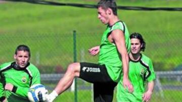 <b>LATERALES. </b>Luis Fernández y Sepsi, dos de los aspirantes a ocupar la banda izquierda el domingo.