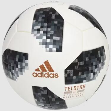 El Telstar 18 miró simultáneamente hacia el futuro y el pasado, mostrando un diseño que rindió homenaje al icónico primer balón de la Copa Mundial de adidas de casi 50 años antes, con un motivo pixelado creado para imitar el aspecto de un original giratorio de 1970.