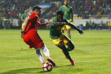 Futbol, Chile v Jamaica.
Partido amistoso 2016.
El jugador de la seleccion chilena Fabian Orellana, izquierda, disputa el balon con Michael Hector de Jamaica durante el partido amistoso en el estadio Sausalito de ViÃ±a del Mar, Chile.
27/05/2016
Marcelo Hernandez/Photosport**********

Football, Chile v Jamaica.
Chile's player Fabian Orellana, left, battles for the ball against Michael Hector of Jamaica during the friendly football match held at the Sausalito stadium in Vina del Mar, Chile.
27/05/2016
Marcelo Hernandez/Photosport*