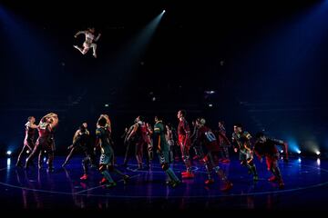 Acróbatas y artistas de la compañía de entretenimiento canadiense "Cirque du Soleil" durante un ensayo del espectáculo Messi10 basado en el delantero argentino Lionel Messi, en el Parc del Forum de Barcelona