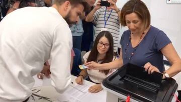 Piqu¨¦ acude a votar y pone en duda el Barcelona-Las Palmas