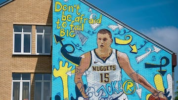 Un mural en homenaje a Nikola Jokic en los muros de lo que fue su colegio, en Sombor (Serbia).