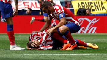 El delantero del Atlético de Madrid Álvaro Morata (suelo) se duele tras una entrada durante el partido de la jornada 35 de LaLiga Santander entre el Atlético de Madrid y el CA Osasuna celebrado este domingo en el estadio Cívitas Metropolitano de Madrid. EFE/ Chema Moya