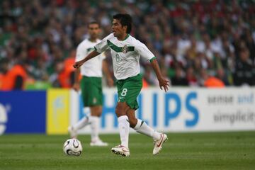 Pavel Pardo durante el juego entre México y Angola.