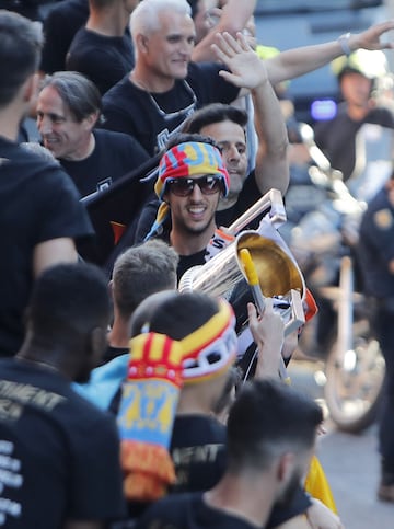 Valencia streets packed as fans celebrate with Copa del Rey winning team