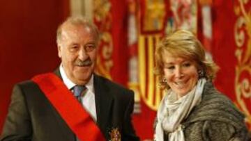 <b>NOBLES. </b>Del Bosque recibió la Gran Cruz del 2 de mayo de manos de Esperanza Aguirre.