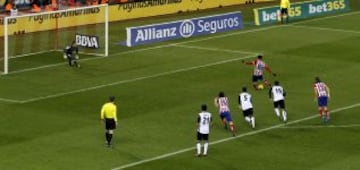 Penalti que lanza Diego Costa y detiene Diego Alves.