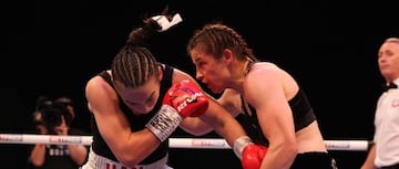 Katie Taylor y Jennifer Han durante su combate.