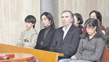 <b>CERCANO. </b>Iribar, junto a la familia de Zarra, estuvo en la primera fila en el funeral de su amigo.