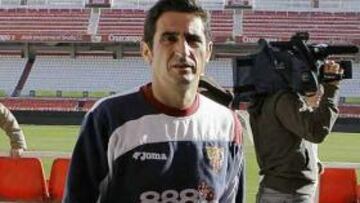 <b>DURO RIVAL.</b> Jiménez prepara el partido ante el Barça.