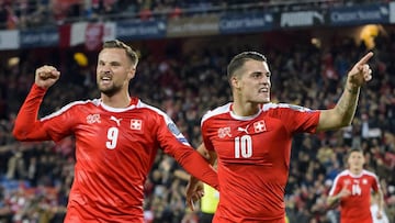 Granit Xhaka  celebrando un gol con su compa&ntilde;ero de equipo Haris Seferovic durante su partido contra Hungr&iacute;a.