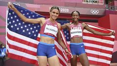 Sydney Mclaughlin, izquierda, y Dalilah Muhammad, ambas de Estados Unidos, celebran despu&eacute;s de terminar primera y segunda respectivamente en la final femenina de 400 metros con vallas durante los Juegos Ol&iacute;mpicos de Verano de 2020 el mi&eacute;rcoles 4 de agosto de 2021 en Tokio, Jap&oacute;n.