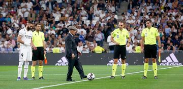 Amancio Amaro, presidente de Honor del Real Madrid, realiza el saque de honor.