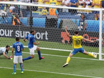 El jugador sueco falló un gol clarísimo a puerta vacía con el marcador en empate a cero, aunque el árbitro invalidó la jugada después por fuera de juego.