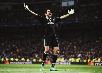 Buffon ha estado en tres ocasiones cerca de ganar la Champions. El portero de laJuventus ha perdido las tres finales a las que ha llegado con la Vecchia Signora. La primera fue en la tanda de penaltis ante el Milan en 2003. La segunda llegó en 2015 frente al Barcelona de la MSN (Messi, Suárez y Neymar) y la tercera en 2017 contra el Real Madrid.  El italiano, a sus 43 años, suma y sigue acumulando partidos en busca de la Orejona. Buffon ha jugado partidos de Champions bajo las porterías de Parma, PSG y Juventus.