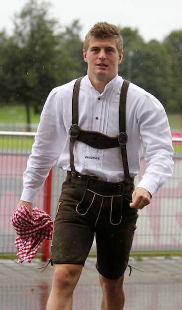 Un joven Toni Kroos vestido con el traje típico de Baviera durante el Oktoberfest de 2011.