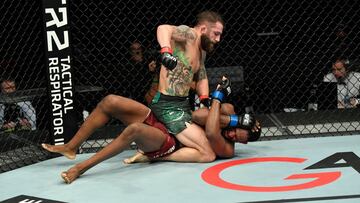 Chiesa golpea a Mangy en el UFC Fight Island 8.