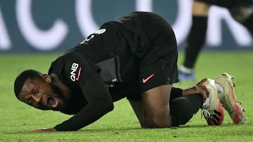 Georginio Wijnaldum, jugador del Paris Saint-Germain, se duele en el suelo por una lesión sufrida durante un partido.