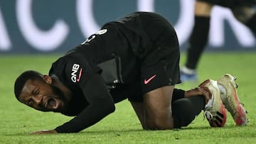 Georginio Wijnaldum, jugador del Paris Saint-Germain, se duele en el suelo por una lesi&oacute;n sufrida durante un partido.