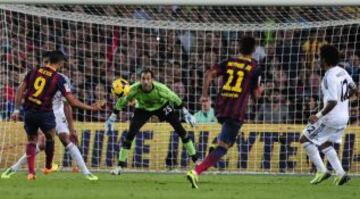 2-0 gol de Alexis durante el partido de Liga correspondiente a la décima jornada de liga entre el Barcelona y el Real Madrid en el Camp Nou.