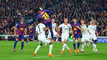 2-1. Globo de Lamine Yamal, tras un córner, que le llega otra vez a Jules Koundé, cabecea con un giro de cuello y cruza el balón para superar a Michael Zetterer.