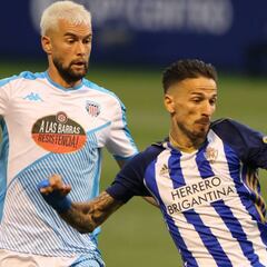 Manu Barreiro da esperanza al Lugo y mete en un lío a la Ponferradina