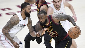 Markieff Morris y Tomas Satoransky persiguen a LeBron James.