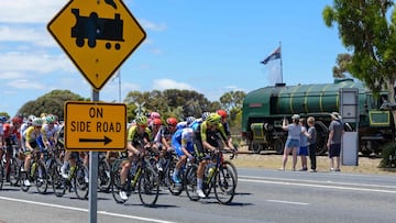 El pelot&oacute;n rueda por la zona de Cockle Train durante la quinta etapa del Tour Down Under 2020.