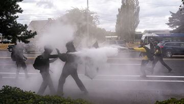 Aunque Proud Boys y Antifa realizaron eventos separados en distintas zonas de Portland, ambos terminaron enfrent&aacute;ndose en la zona noreste de la ciudad.