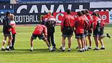 MENTALIZADOS. Luis se reunió con sus jugadores para explicarles las consignas que debían hacer durante el entrenamiento.
