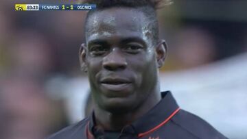La irónica sonrisa de Balotelli en el cambio: no le gustó nada