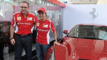 <b>RESPALDADO. </b>Domenicali, con Massa ayer en Singapur.