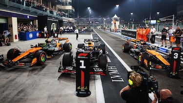 El Red Bull de Verstappen entre los McLaren tras conseguir la pole en Abu Dhabi.