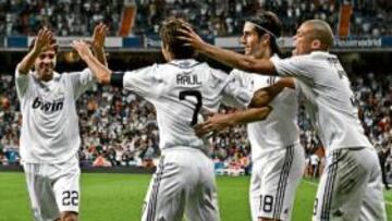 <b>¡RAÚL VUELVE A GOLEAR!. </b> Desde el pasado 7 de mayo (ante el Barcelona) Raúl no marcaba un gol oficial. Ayer consiguió dos y tanto sus compañeros como el Bernabéu vivieron una fiesta por el reencuentro.
