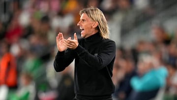 Sebastian Beccacece, entrenador del Elche, aplaude una acción de su equipo.