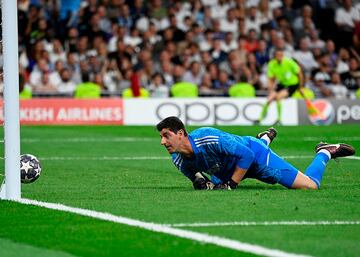 El portero belga del Real Madrid, Thibaut Courtois, mira como entra el balón en la portería tras el disparo de Kevin De Bruyne para poner el empate en el marcador.