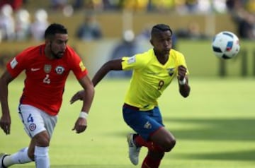 Fidel Martínez y Mauricio Isla disputan un balón.